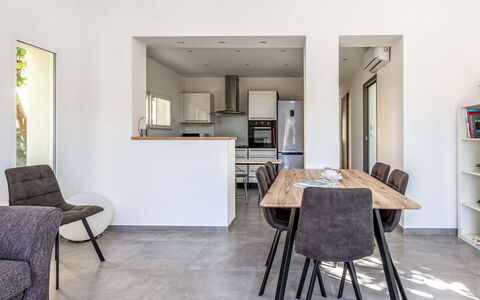Mont des Oiseaux: Room, Furniture, Property, Interior Design, Table, Floor, Building, House, Dining Room, Chair