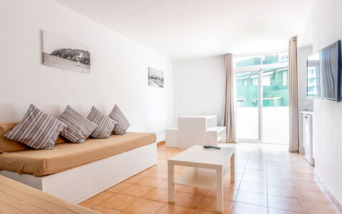 Accommodation:&nbsp;Neighbours Beach 100.4