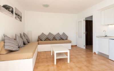 Accommodation:&nbsp;Neighbours Beach 100.2