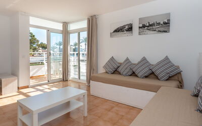 Accommodation:&nbsp;Neighbours Beach 100.9