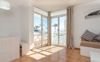 Accommodation:&nbsp;Neighbours Beach 100.10