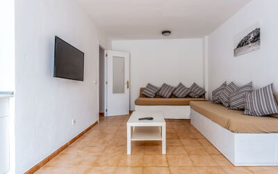 Accommodation:&nbsp;Neighbours Beach 100.4