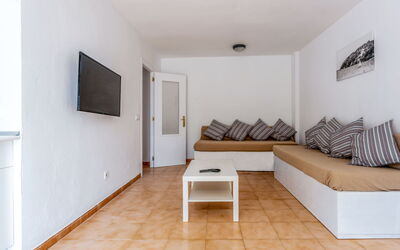 Accommodation:&nbsp;Neighbours Beach 100.5