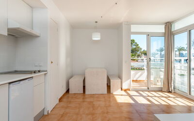Accommodation:&nbsp;Neighbours Beach 100.8
