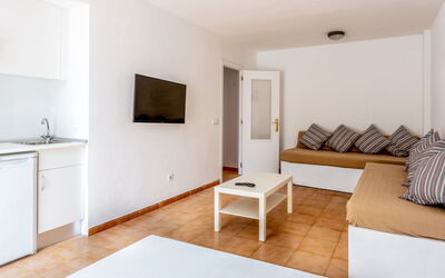 Accommodation:&nbsp;Neighbours Beach 100.4