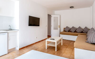 Accommodation:&nbsp;Neighbours Beach 100.5