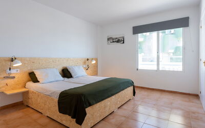 Accommodation:&nbsp;Neighbours Beach 100.7