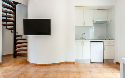 Accommodation:&nbsp;Neighbours Beach 100.7