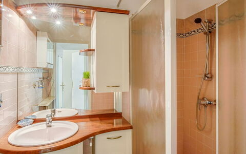 L'Amiral: Plumbing Fixture, Tap, Sink, Property, Mirror, Shower Head, Building, Bathroom Sink, Bathroom, Wood