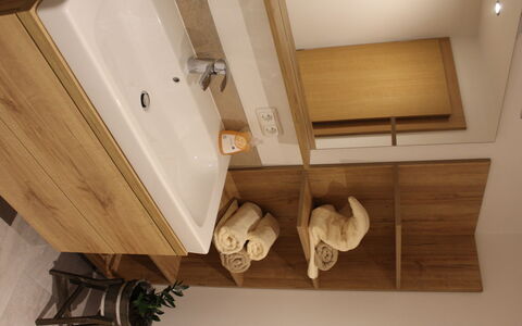 Umbichl: Property, Plumbing Fixture, Wood, Sink, Bathroom Sink, Bathroom, Lighting, Interior Design, Floor, Tap