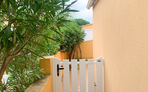 Les Agathes Plus: Plant, Building, Wood, Sky, Tints And Shades, Facade, Composite Material, Landscape, Tree