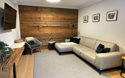 Panorama Chalet Tirol 651.2: Property, Plant, Wood, Interior Design, Comfort, Couch, Living Room, Architecture, Flooring, Floor
