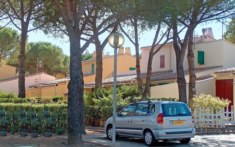 Le Centaure: Vehicle, Car, Transport, Tree, Neighbourhood, Town, Mode Of Transport, Hatchback, City Car