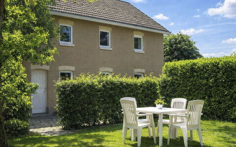 Bungalowpark Landsrade: Grass, Shrub, House, Garden, Cottage, Home, Land Lot, Lawn, Hedge
