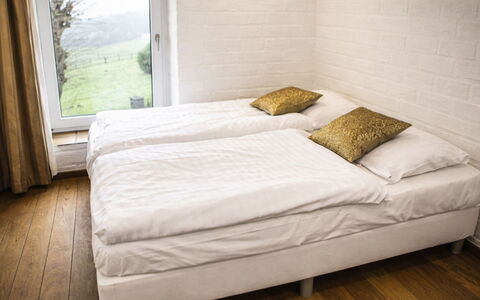 Bungalowpark Landsrade: Bed, Bedroom, Bedding, Wood, Bed Sheet, Floor, Flooring, Furniture, Linens, Bed Frame
