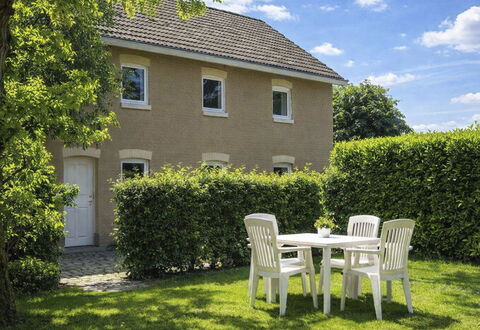 Bungalowpark Landsrade: Grass, Shrub, House, Garden, Cottage, Home, Land Lot, Lawn, Hedge
