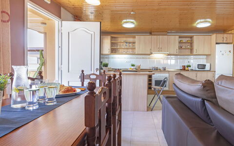 Lorena: Countertop, Room, Property, Ceiling, Building, Interior Design, Furniture, Kitchen, Cabinetry, Real Estate