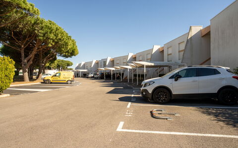 Isle Catherine: Water, Daytime, Sky, Building, Azure, Swimming Pool, Leisure, Rectangle, Composite Material, Urban Design