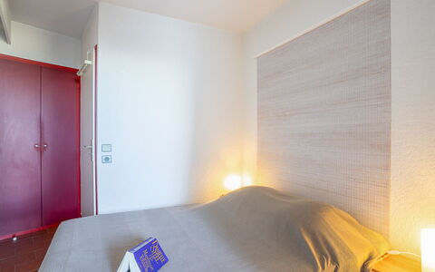 Le Grand Large: Room, Bedroom, Bed, Property, Bed Sheet, Furniture, Mattress, Wall, Bedding, Plaster