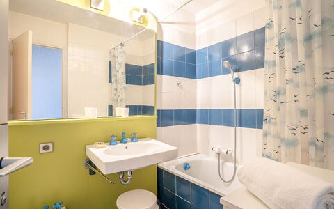 Ulysse Port de Plage: Bathroom, Room, Property, Interior Design, Building, Real Estate, Architecture, House, Tile, Furniture