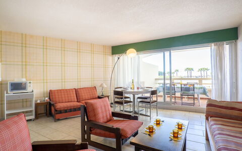 Ulysse Port de Plage: Room, Furniture, Property, Interior Design, Living Room, Building, Suite, House, Table, Floor