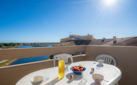 Terrasse du Soleil: Table, Sky, Tableware, Daytime, Property, Furniture, Water, Light, Azure, Building