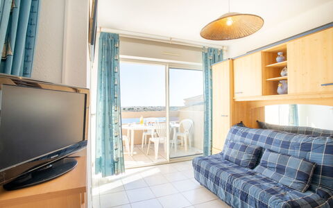 Terrasse du Soleil: Room, Property, Furniture, Building, Interior Design, Real Estate, House, Yellow, Floor, Bedroom