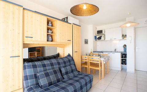 Terrasse du Soleil: Room, Property, Furniture, Interior Design, Floor, Building, House, Ceiling, Living Room, Yellow