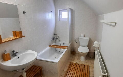 Holiday Hill 47: Tap, Plumbing Fixture, Sink, Bathroom Sink, Property, Bathtub, Building, Wood, Bathroom, Mirror