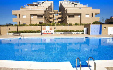 Jardin: Water, Sky, Building, Blue, Swimming Pool, Azure, Shade, Condominium, Leisure, Outdoor Furniture