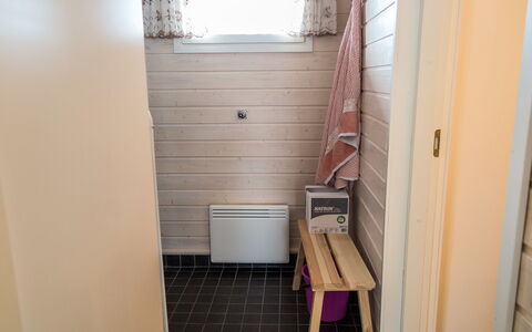 Venuskukkula: Flooring, Wood, Floor, Room, Wood Stain, Hardwood, Wood Flooring, Plank, Tile