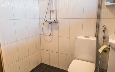 Venuskukkula: Toilet Seat, Bathroom, Toilet, Plumbing Fixture, Flooring, Floor, Interior Design, Plumbing, Tile, Room