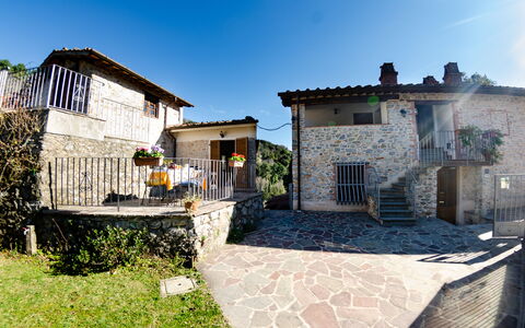 Orto Degli Olivi Proprietà: Property, House, Building, Home, Town, Real Estate, Sky, Rural Area, Architecture, Residential Area
