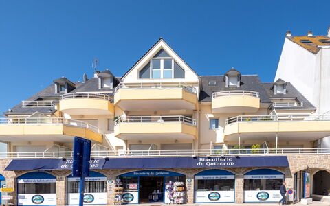 Quiberon 123: Sky, Building, Window, Blue, Architecture, Urban Design, Neighbourhood, Residential Area, Condominium, Facade