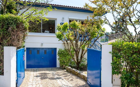 Saint Palais sur Mer 148: Plant, Property, Sky, Building, Tree, Door, Shade, Yellow, Land Lot
