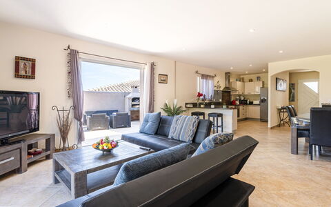 Muratello: Picture Frame, Furniture, Couch, Property, Table, Comfort, Wood, Interior Design, Studio Couch, Houseplant