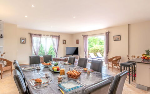 Muratello: Table, Furniture, Property, Window, Chair, Plant, Houseplant, Couch, Wood, Kitchen & Dining Room Table