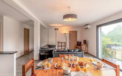 Paoli: Table, Furniture, Property, Tableware, Couch, Chair, Wood, Kitchen & Dining Room Table, Lighting, Interior Design