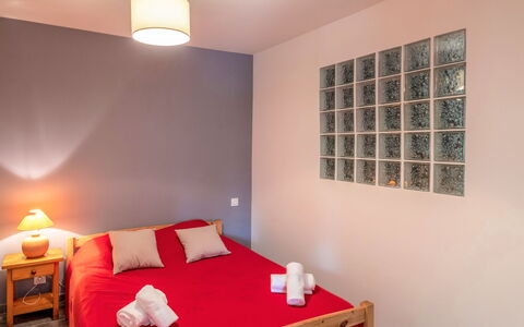 Paoli: Building, Furniture, Comfort, Wood, Lighting, Interior Design, Pillow, Shade, Bed Frame