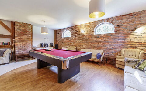 Willa Vinci: Billiard Table, Billiard Room, Pool, Table, Building, Property, Furniture, Table Tennis Racket, Billiards, Recreation Room