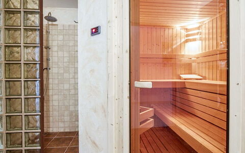 Willa Vinci: Door, Wood, Building, Window, Floor, Flooring, Wood Stain, Wall, Rectangle