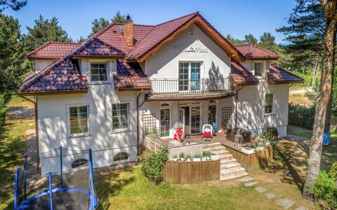 Willa Vinci: Plant, Building, Sky, Property, Window, Tree, House, Land Lot, Cottage, Neighbourhood