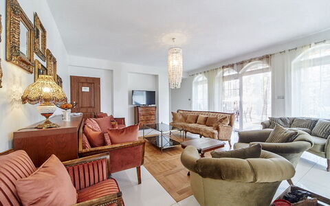 Willa Vinci: Picture Frame, Furniture, Couch, Property, Building, Window, Table, Wood, Interior Design, Floor