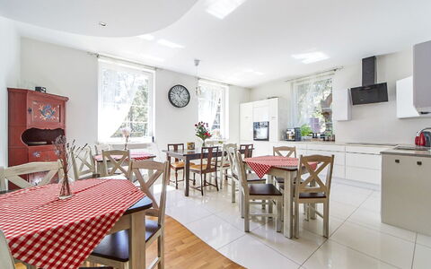 Willa Vinci: Table, Furniture, Building, Chair, Wood, House, Interior Design, Flooring, Floor, Clock