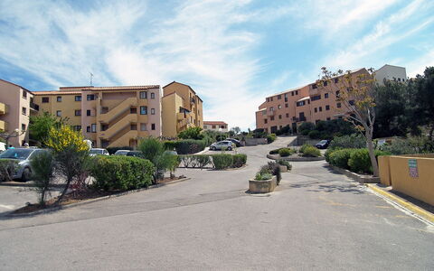 Pleine Vue sur Mer: Cloud, Sky, Plant, Building, Daytime, Road Surface, Window, Asphalt, Urban Design, Land Lot
