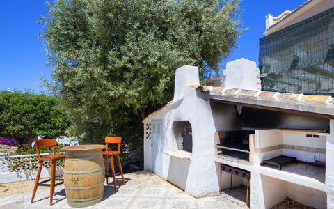 Melchora: Sky, Building, Plant, Chair, Wood, Shade, Flowerpot, Tree, Residential Area, Landscape
