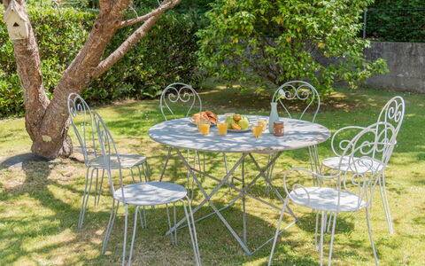 Coët a Tous: Table, Furniture, Outdoor Table, Chair, Yard, Backyard, Outdoor Furniture, Garden, Grass, Lawn