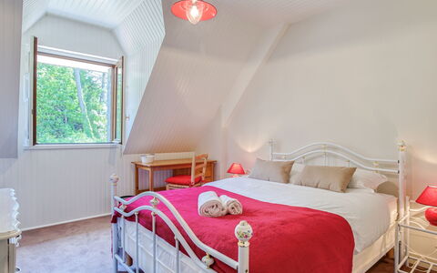 Coët a Tous: Bedroom, Bed, Room, Furniture, Property, Bed Sheet, Bed Frame, Red, Bedding, Interior Design