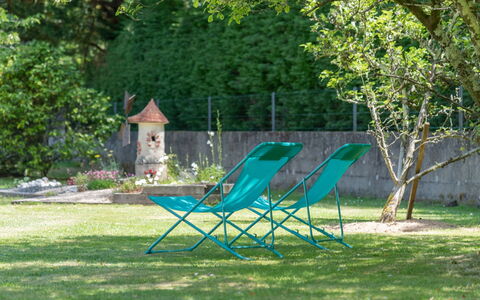 Coët a Tous: Outdoor Furniture, Lawn, Green, Grass, Furniture, Tree, Yard, Leisure, Backyard, Table