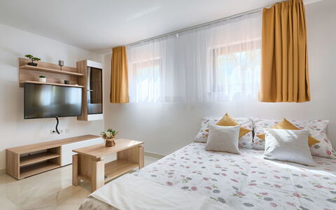 Meden: Bedroom, Room, Furniture, Bed, Property, Interior Design, Bed Sheet, Bed Frame, Mattress, Bedding